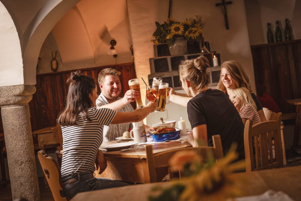feiern_essen_menschen_gewoelbe